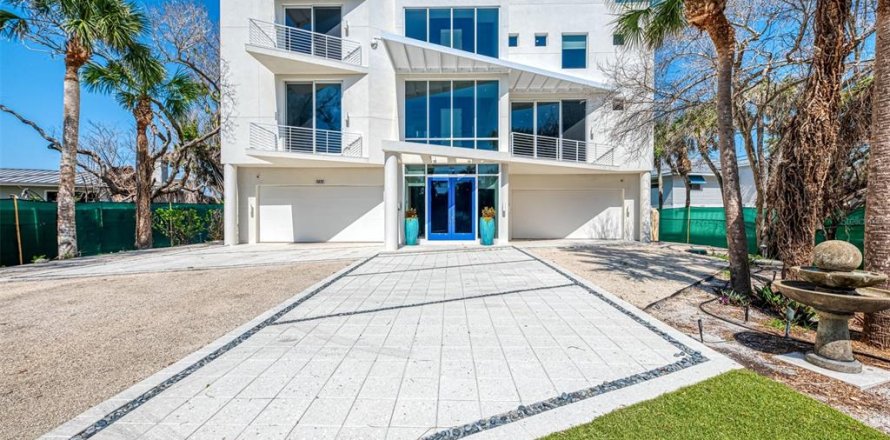 House in Englewood, Florida 4 bedrooms, 425.86 sq.m. № 1854123