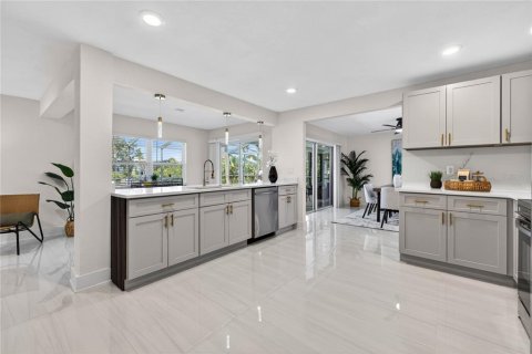 House in New Port Richey, Florida 4 bedrooms, 235.41 sq.m. № 2226390 - photo 16