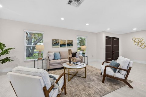 House in New Port Richey, Florida 4 bedrooms, 235.41 sq.m. № 2226390 - photo 7