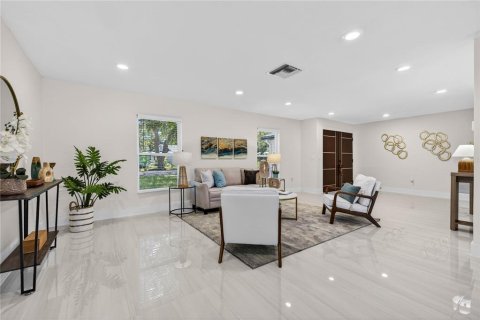 House in New Port Richey, Florida 4 bedrooms, 235.41 sq.m. № 2226390 - photo 6