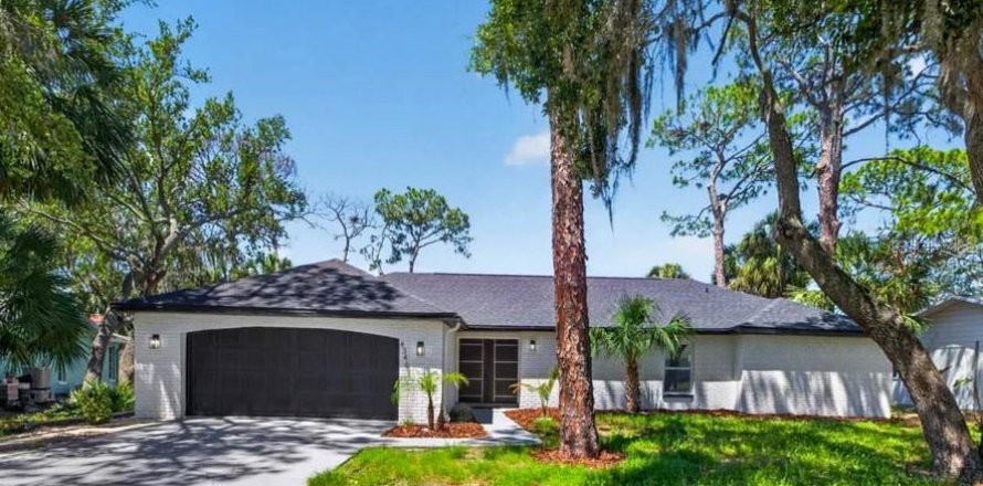 House in New Port Richey, Florida 4 bedrooms, 235.41 sq.m. № 2226390