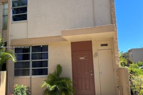 Adosado en South Miami, Florida 3 dormitorios, 90.12 m2 № 2171171