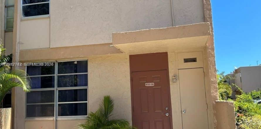 Adosado en South Miami, Florida 3 dormitorios, 90.12 m2 № 2171171