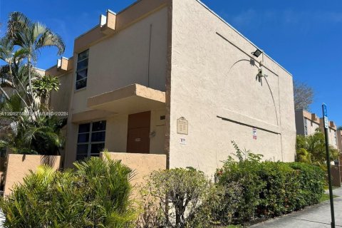 Adosado en venta en South Miami, Florida, 3 dormitorios, 90.12 m2 № 2171171 - foto 2