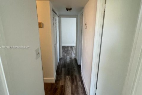 Adosado en venta en South Miami, Florida, 3 dormitorios, 90.12 m2 № 2171171 - foto 11
