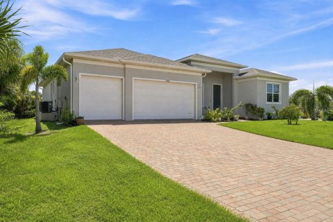 House in Port Charlotte, Florida 4 bedrooms, 224.45 sq.m. № 2299725 - photo 2
