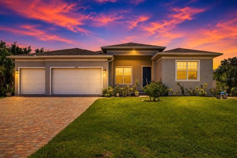 House in Port Charlotte, Florida 4 bedrooms, 224.45 sq.m. № 2299725