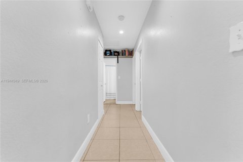 Condominio en venta en Hialeah, Florida, 3 dormitorios, 106.84 m2 № 2002394 - foto 19
