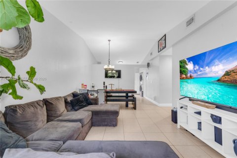 Condominio en venta en Hialeah, Florida, 3 dormitorios, 106.84 m2 № 2002394 - foto 5