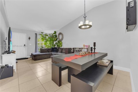 Condominio en venta en Hialeah, Florida, 3 dormitorios, 106.84 m2 № 2002394 - foto 8