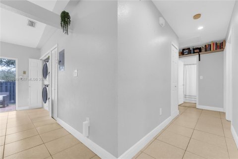 Condominio en venta en Hialeah, Florida, 3 dormitorios, 106.84 m2 № 2002394 - foto 10