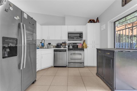 Condominio en venta en Hialeah, Florida, 3 dormitorios, 106.84 m2 № 2002394 - foto 14