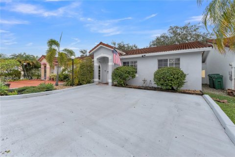 Condominio en venta en Hialeah, Florida, 3 dormitorios, 106.84 m2 № 2002394 - foto 2