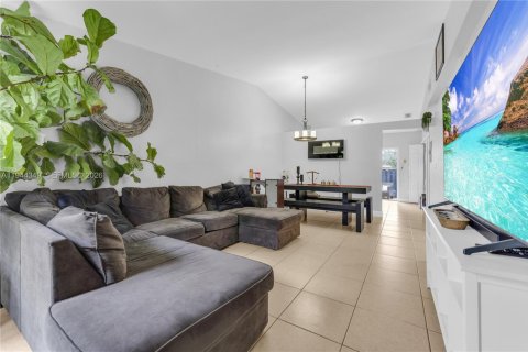 Condominio en venta en Hialeah, Florida, 3 dormitorios, 106.84 m2 № 2002394 - foto 6