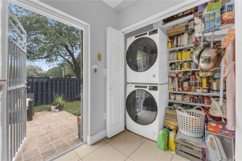 Condominio en venta en Hialeah, Florida, 3 dormitorios, 106.84 m2 № 2002394 - foto 17