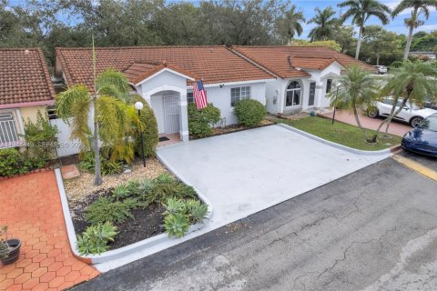 Condominio en venta en Hialeah, Florida, 3 dormitorios, 106.84 m2 № 2002394 - foto 4