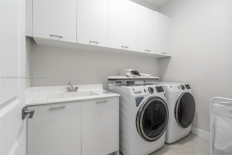 House in Miami, Florida 5 bedrooms, 391.3 sq.m. № 1839476 - photo 22