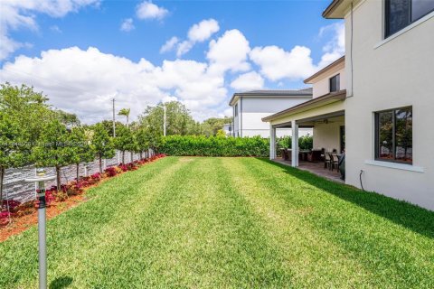 House in Miami, Florida 5 bedrooms, 391.3 sq.m. № 1839476 - photo 6