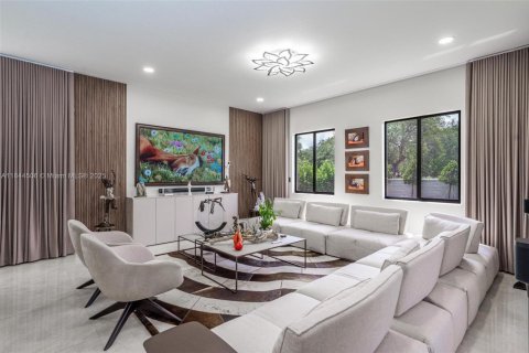 House in Miami, Florida 5 bedrooms, 391.3 sq.m. № 1839476 - photo 16