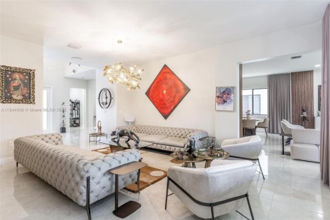 House in Miami, Florida 5 bedrooms, 391.3 sq.m. № 1839476 - photo 11