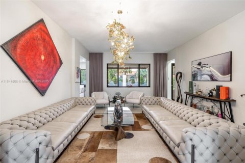 House in Miami, Florida 5 bedrooms, 391.3 sq.m. № 1839476 - photo 19