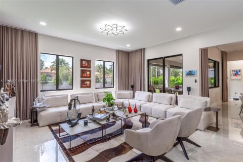 House in Miami, Florida 5 bedrooms, 391.3 sq.m. № 1839476 - photo 15