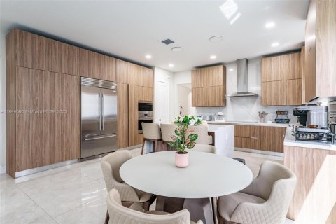 House in Miami, Florida 5 bedrooms, 391.3 sq.m. № 1839476 - photo 14