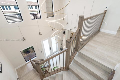 House in Miami, Florida 5 bedrooms, 391.3 sq.m. № 1839476 - photo 24