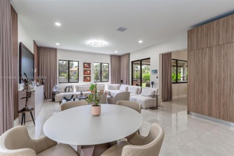 House in Miami, Florida 5 bedrooms, 391.3 sq.m. № 1839476 - photo 18