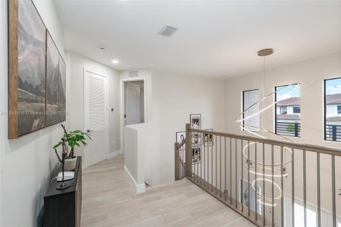 House in Miami, Florida 5 bedrooms, 391.3 sq.m. № 1839476 - photo 25