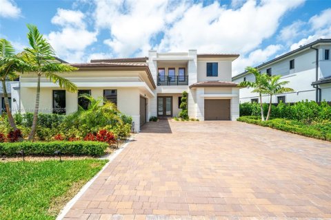 House in Miami, Florida 5 bedrooms, 391.3 sq.m. № 1839476 - photo 1