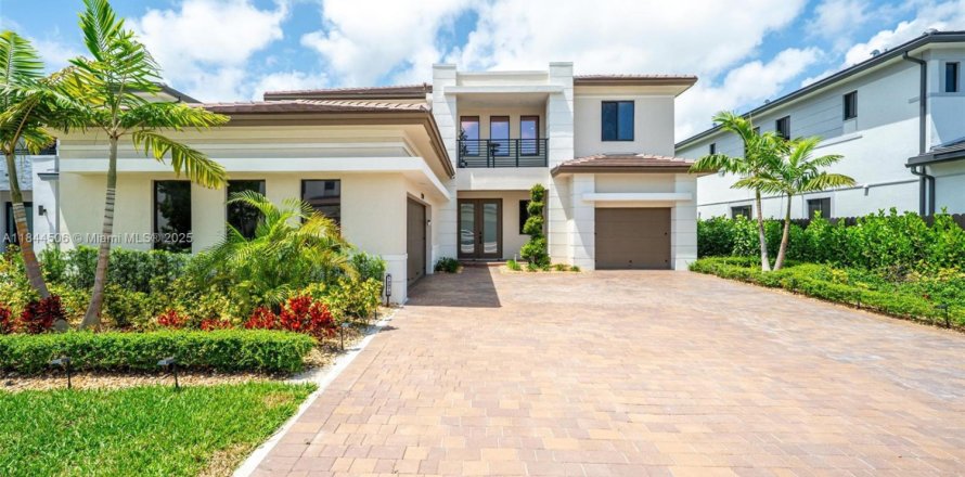 House in Miami, Florida 5 bedrooms, 391.3 sq.m. № 1839476