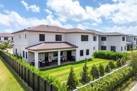 House in Miami, Florida 5 bedrooms, 391.3 sq.m. № 1839476 - photo 5