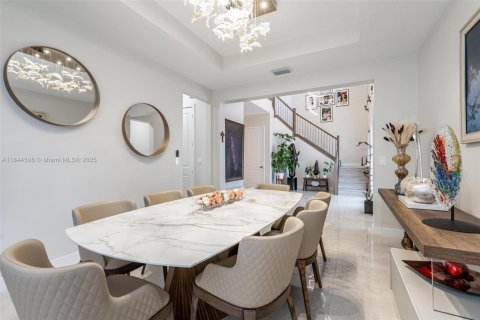 House in Miami, Florida 5 bedrooms, 391.3 sq.m. № 1839476 - photo 20