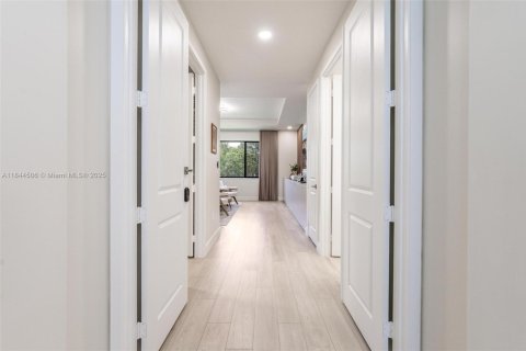 House in Miami, Florida 5 bedrooms, 391.3 sq.m. № 1839476 - photo 26