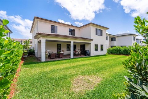 House in Miami, Florida 5 bedrooms, 391.3 sq.m. № 1839476 - photo 4