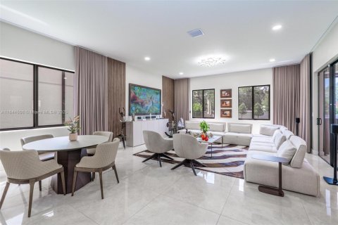 House in Miami, Florida 5 bedrooms, 391.3 sq.m. № 1839476 - photo 23