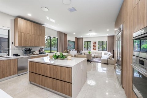 House in Miami, Florida 5 bedrooms, 391.3 sq.m. № 1839476 - photo 13