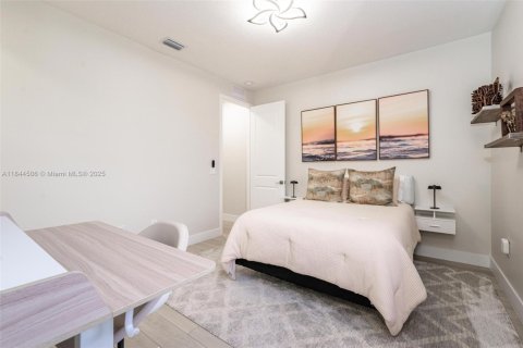 House in Miami, Florida 5 bedrooms, 391.3 sq.m. № 1839476 - photo 29