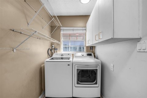 Casa en venta en Cutler Bay, Florida, 3 dormitorios, 158.58 m2 № 1975526 - foto 9