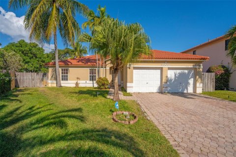 Casa en venta en Cutler Bay, Florida, 3 dormitorios, 158.58 m2 № 1975526 - foto 1