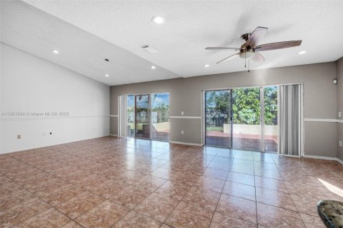 Casa en venta en Cutler Bay, Florida, 3 dormitorios, 158.58 m2 № 1975526 - foto 6