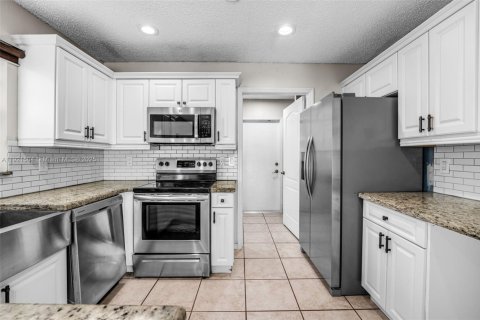 Casa en venta en Cutler Bay, Florida, 3 dormitorios, 158.58 m2 № 1975526 - foto 8