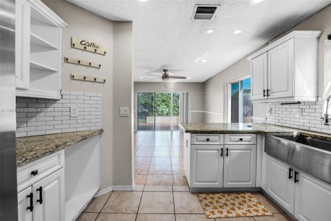 Casa en venta en Cutler Bay, Florida, 3 dormitorios, 158.58 m2 № 1975526 - foto 10