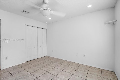 Casa en venta en Cutler Bay, Florida, 3 dormitorios, 158.58 m2 № 1975526 - foto 18