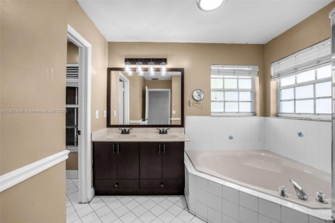 Casa en venta en Cutler Bay, Florida, 3 dormitorios, 158.58 m2 № 1975526 - foto 14
