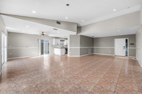 Casa en venta en Cutler Bay, Florida, 3 dormitorios, 158.58 m2 № 1975526 - foto 4