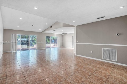 Casa en venta en Cutler Bay, Florida, 3 dormitorios, 158.58 m2 № 1975526 - foto 3
