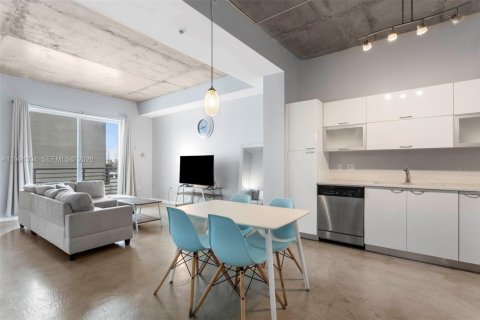 Condominio en Miami, Florida, 1 dormitorio  № 2056341