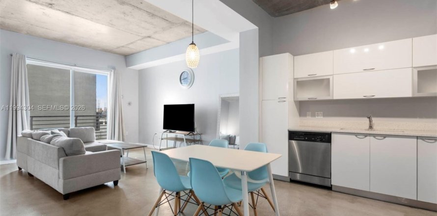 Condominio en Miami, Florida, 1 dormitorio  № 2056341